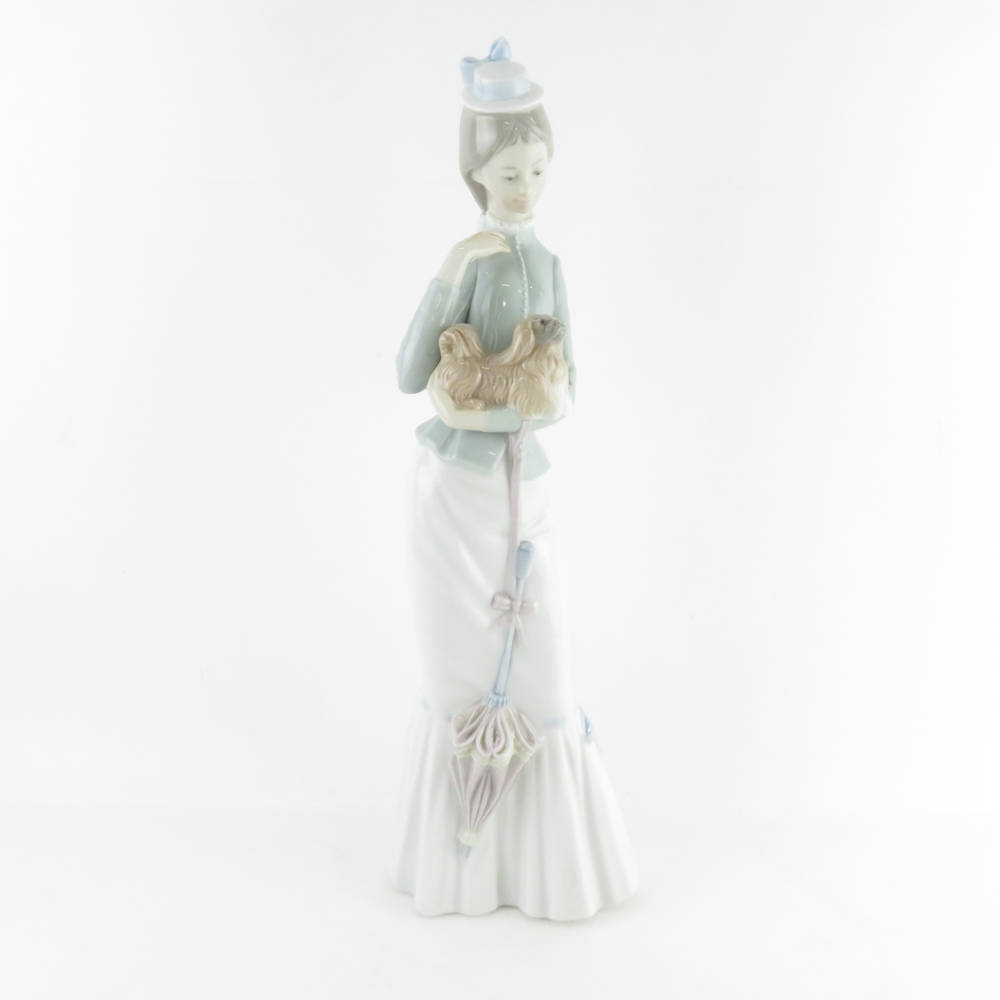 美品 LLADRO リヤドロ 4893 犬を抱く貴婦人 フィギュリン 1点 置物 お散歩 女性 陶器人形 オブジェ SU5918C_画像1