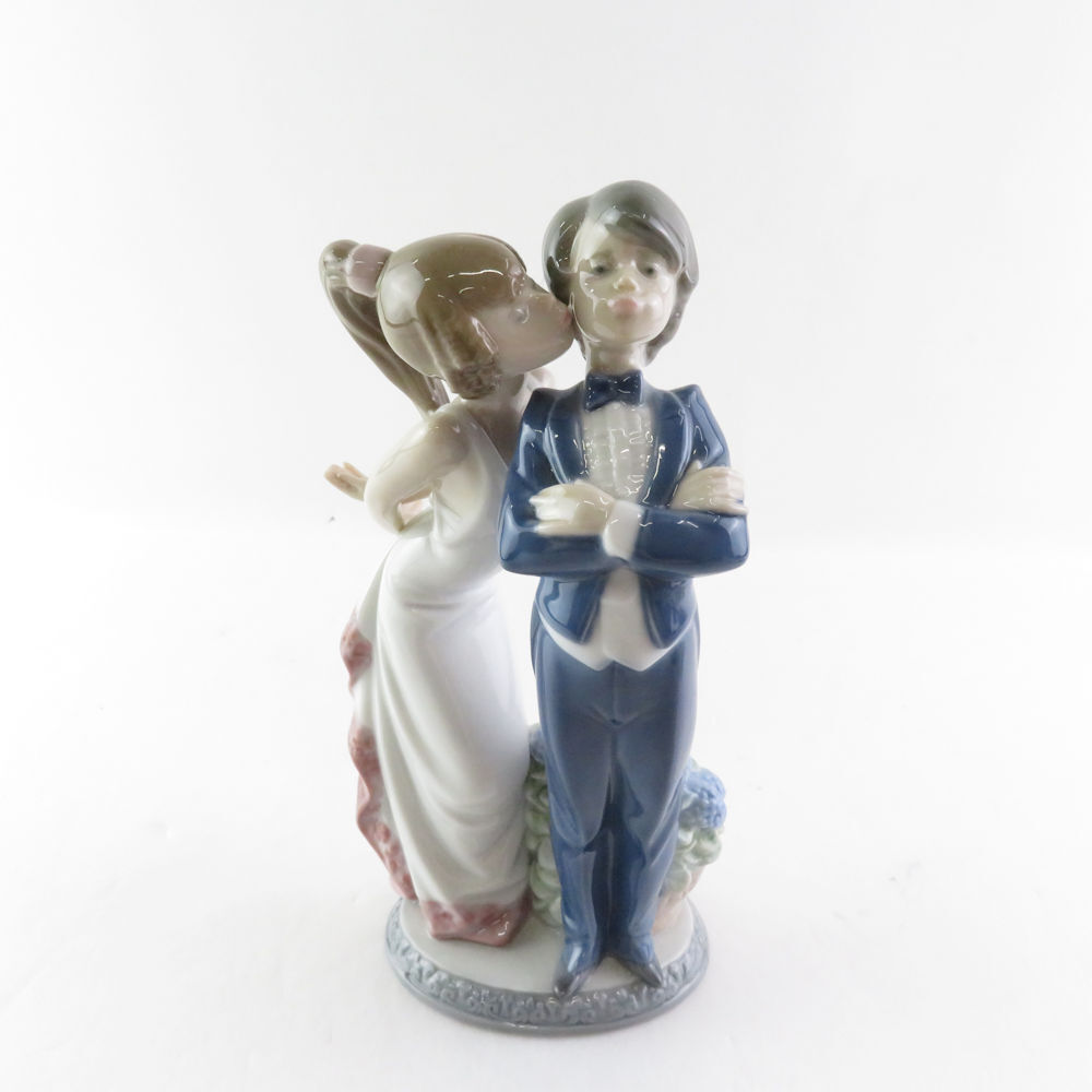 美品 LLADRO リヤドロ 5555「すてきよ！」 フィギュリン 置物 陶器人形 女の子 男の子 SY9400S_画像1