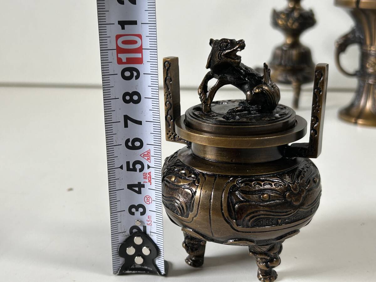 ⑩j506◆仏具◆仏教美術 春甫 銘 三具足 花立 香炉 火立 燭台 高級仏具 真鍮製 5点セット_画像3