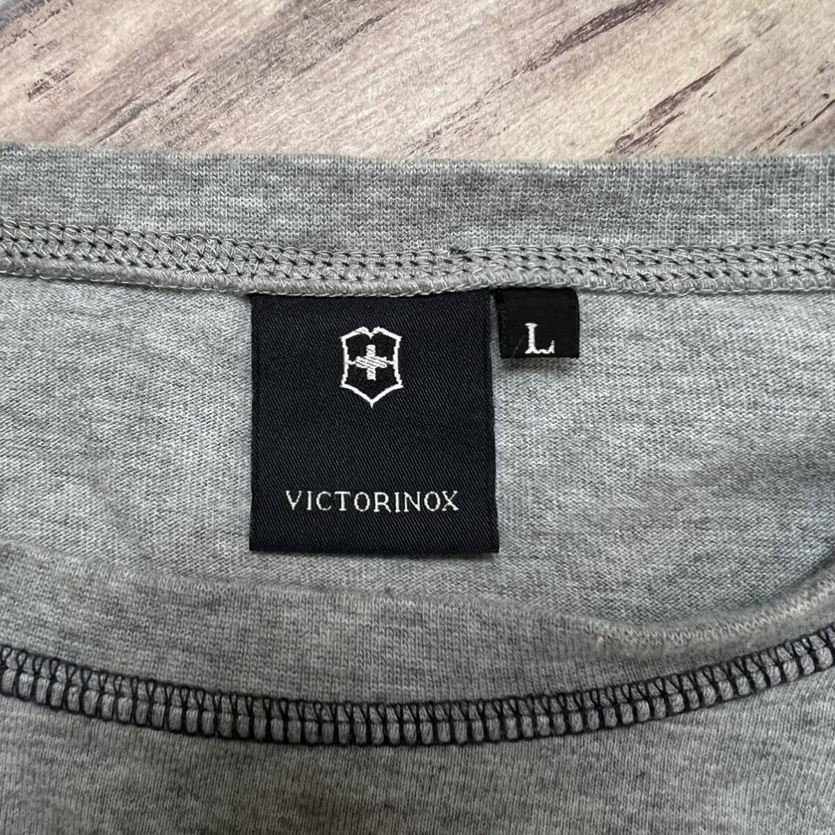 M3768 VICTORINOX ビクトリノックス　ロンT Lサイズ　杢グレー　メンズ　トップス　長袖Tシャツ　シンプル　ロゴTシャツ　丸首　綿100％_画像3