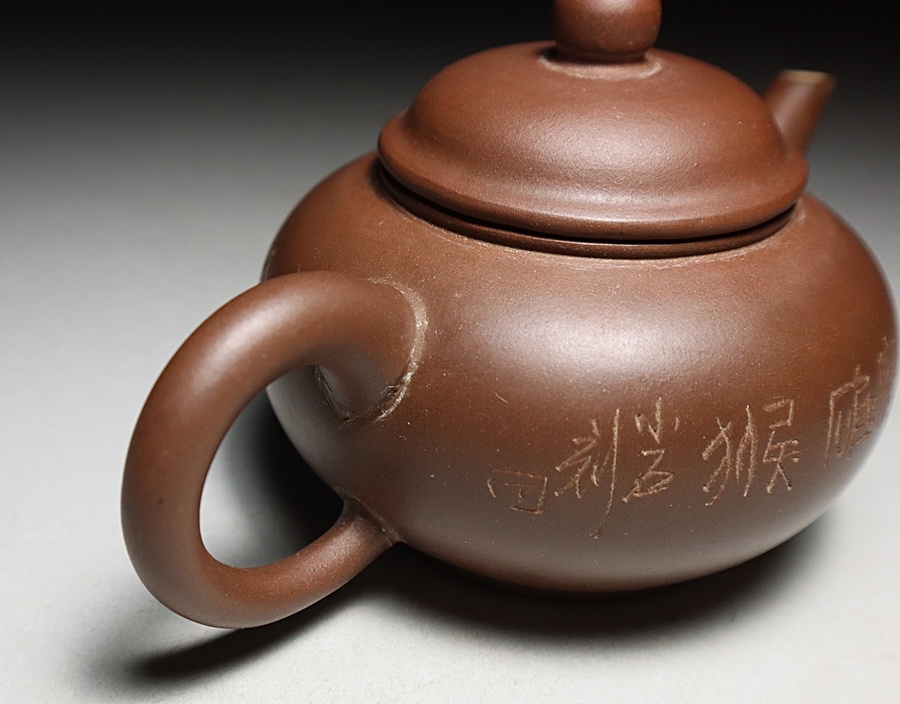 [ capital . sound ]. tea utensils China .. made small stone ..... map purple sand .. mud small teapot inside .. equipped cover reverse side . carving rare Tang thing 