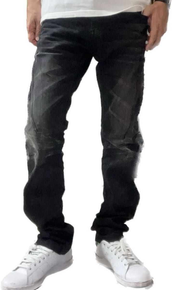 【セール中】スリムタイプのジーパン　黒　ストレート　ウォッシュ加工デニム　メンズ　バイカー　ブラックジーンズ　ビジュアル系デニム