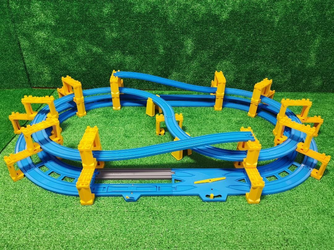 プラレール レイアウト 複線レール 4段 タワー 8の字 橋脚 車両 プラレール レイアウト 複線レール 4段 タワー 8の字 橋脚 車両