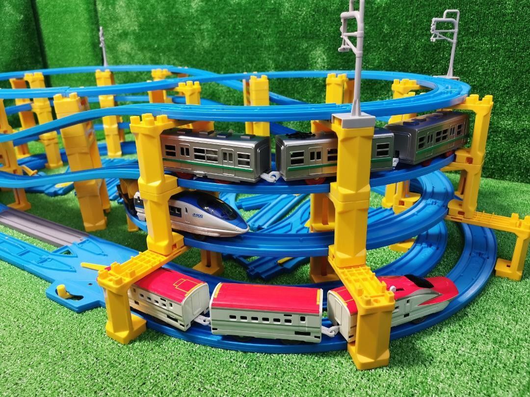 プラレール レイアウト 複線レール 4段 タワー 8の字 橋脚 車両 プラレール レイアウト 複線レール 4段 タワー 8の字 橋脚 車両