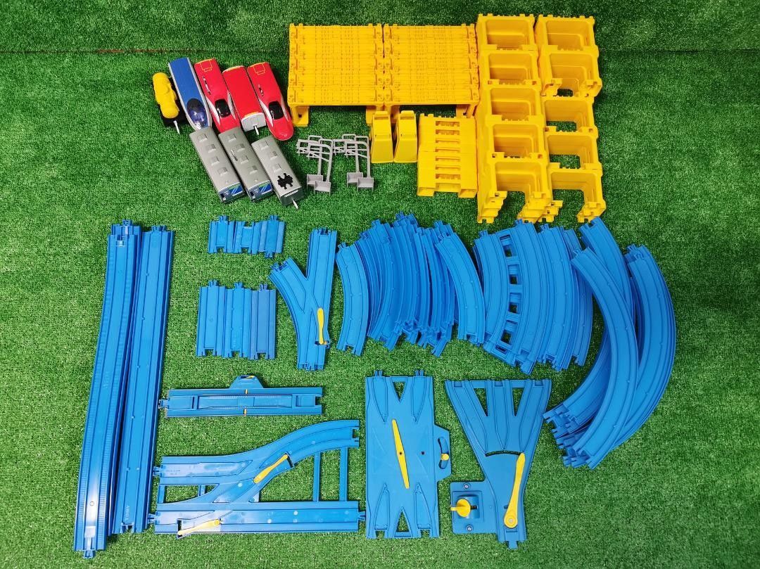 プラレール レイアウト 複線レール 4段 タワー 8の字 橋脚 車両 プラレール レイアウト 複線レール 4段 タワー 8の字 橋脚 車両