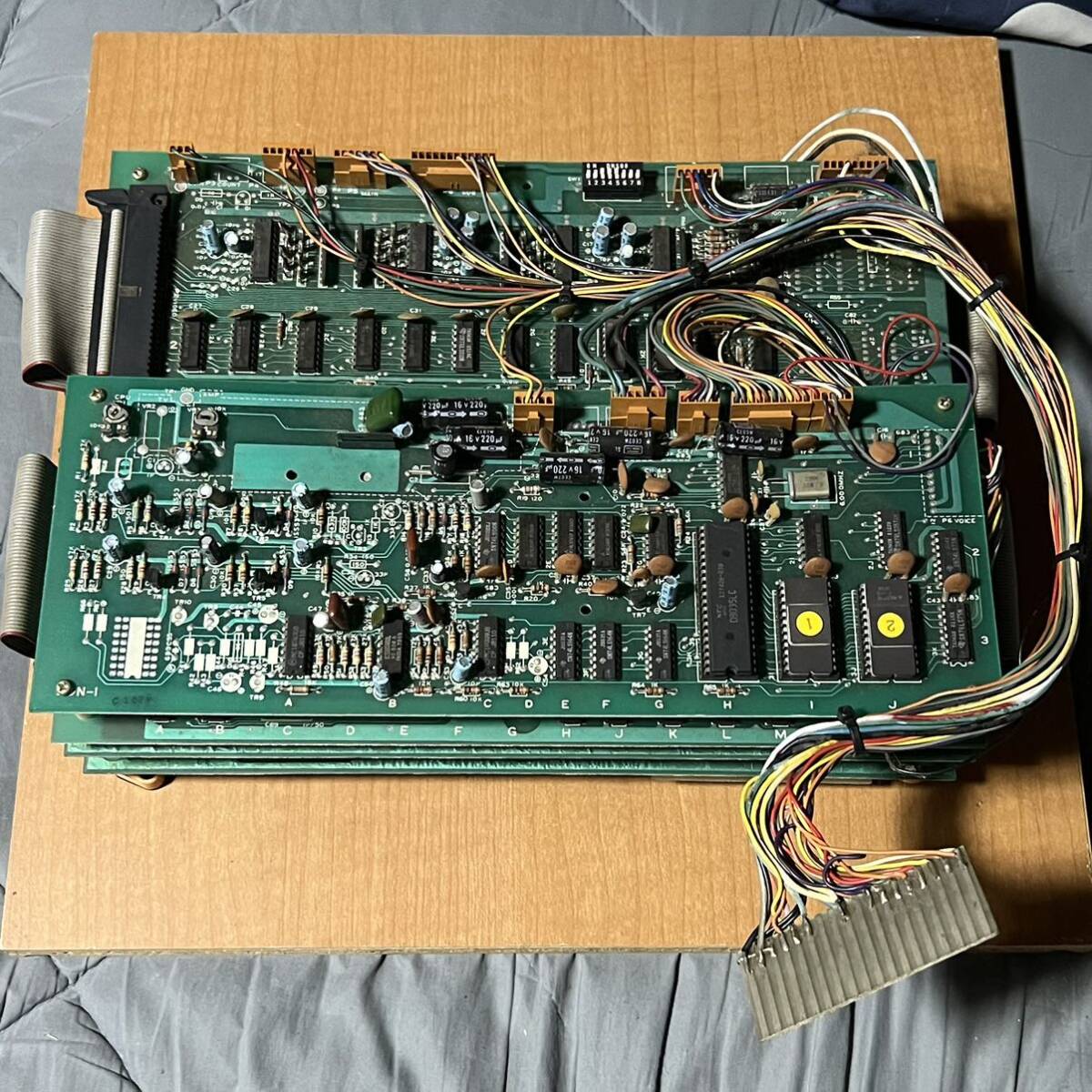 アーケード基板 タイトル不明 動作未確認 テーブル筐体 基盤 再 アーケード基板 タイトル不明 動作未確認 テーブル筐体 基盤 再