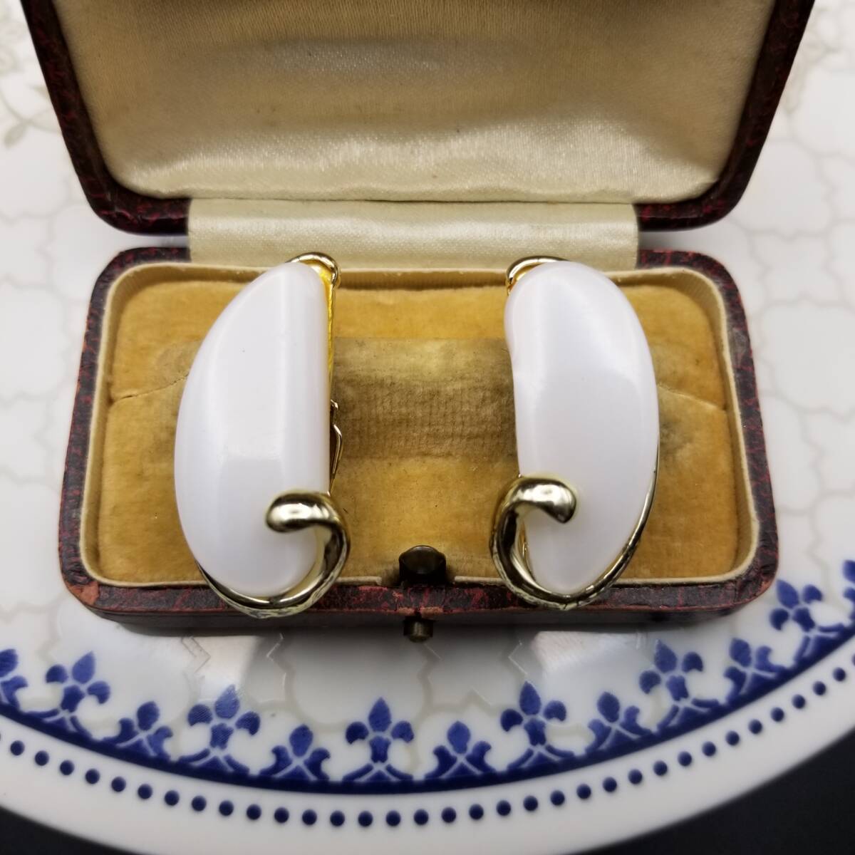 50's Karu ルーサイト 植物モチーフ 上品 ヴィンテージ クリップイヤリング フローラル 白 爽やか コスチュームジュエリー Y16-Z