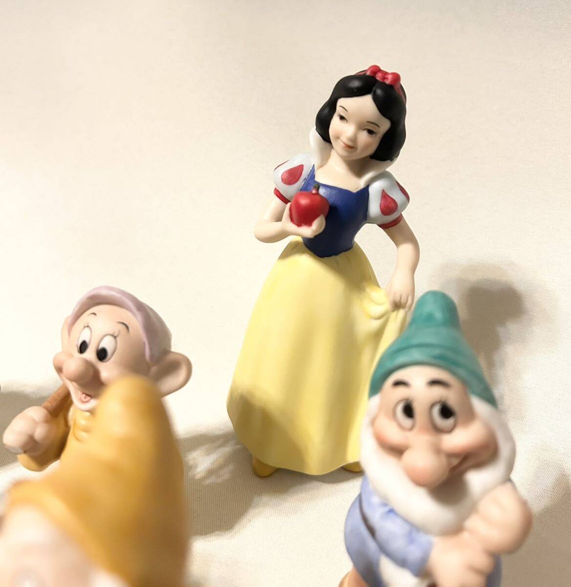 白雪姫 ディズニー 7人の小人 置物 オブジェ 陶器 スリランカ製 白雪姫 ディズニー 7人の小人 置物 オブジェ 陶器 スリランカ製