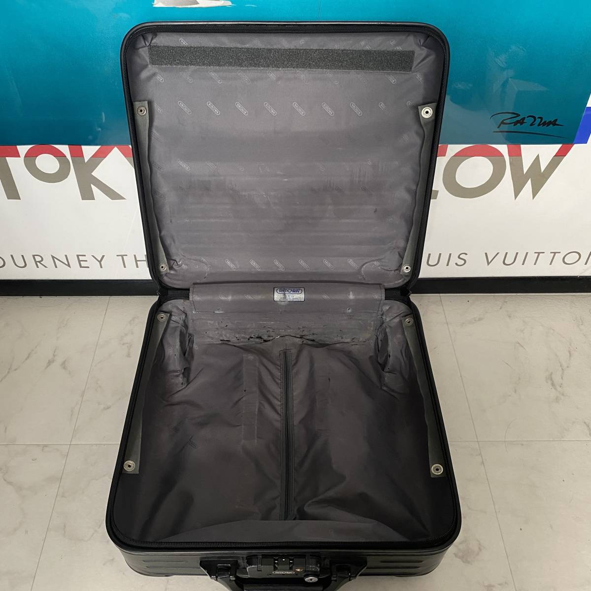 即決/即納】!機内持ち込み! RIMOWA リモワ SALSA 2輪 スーツ 即決/即納】!機内持ち込み! RIMOWA リモワ SALSA 2輪 スーツ