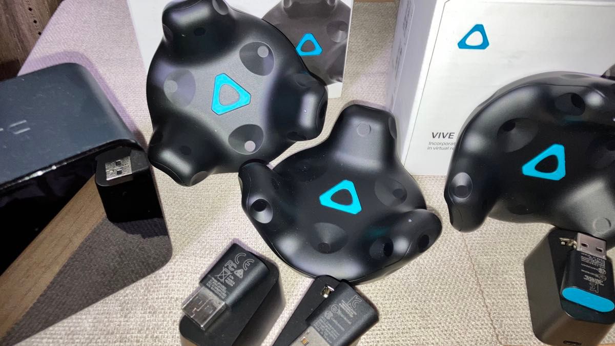 HTC VIVE トラッカー 2 0 5点トラッキング + ベースステーション HTC VIVE トラッカー 2 0 5点トラッキング + ベースステーション