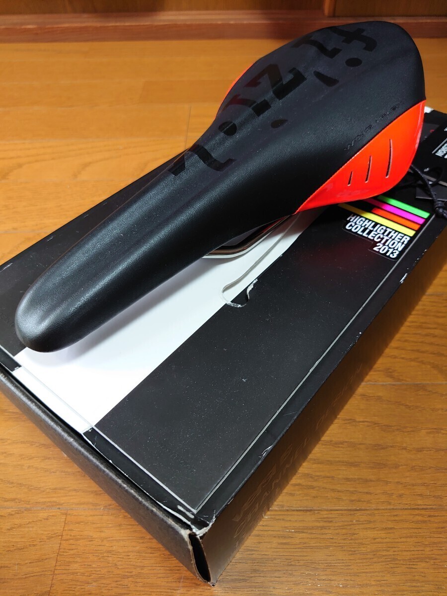 FIZIK ARIONE VERSUS キウムレールサドル 黒・赤