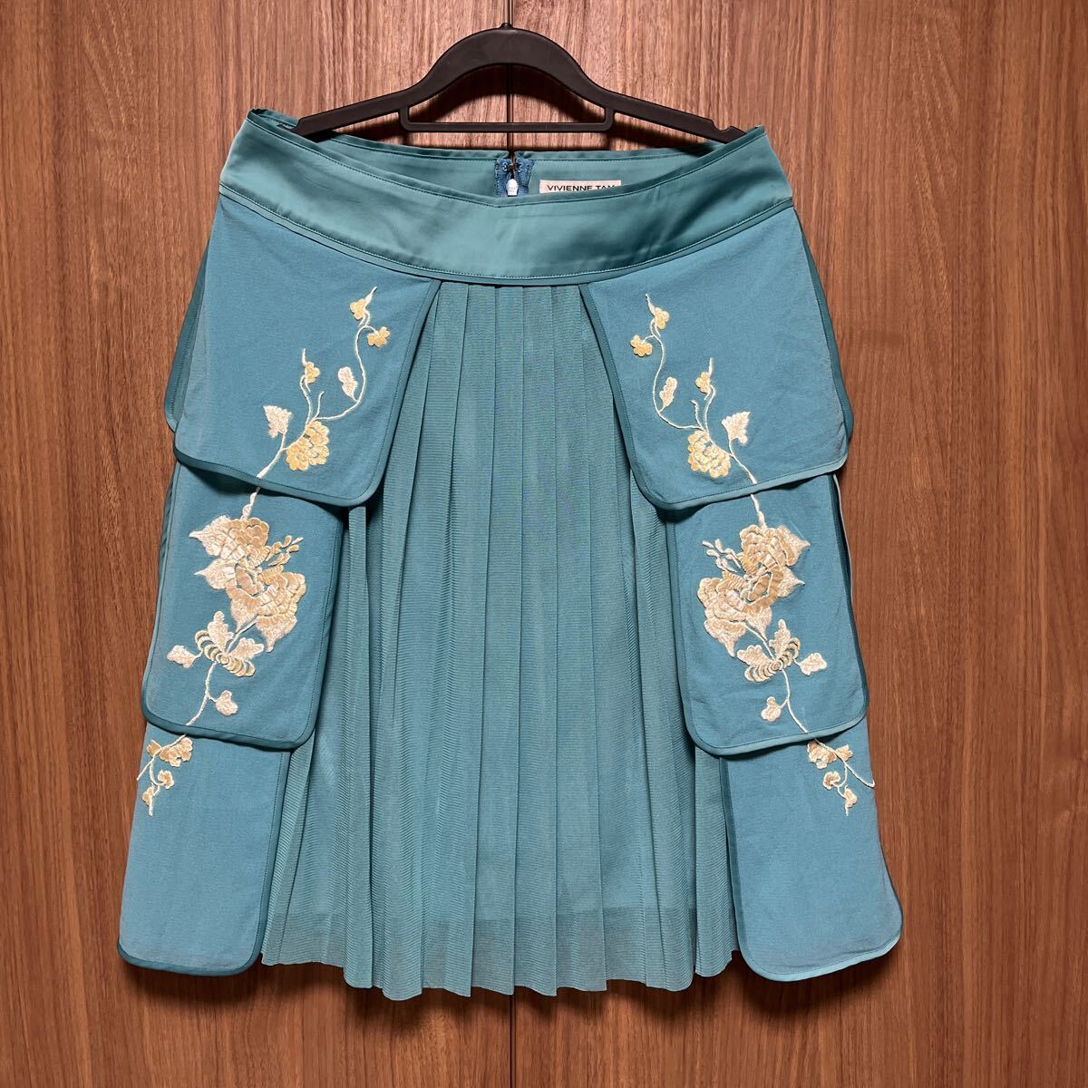VIVIENNE TAM ヴィヴィアンタム スカート 短冊 刺繍 蝶 花 VIVIENNE TAM ヴィヴィアンタム スカート 短冊 刺繍 蝶 花