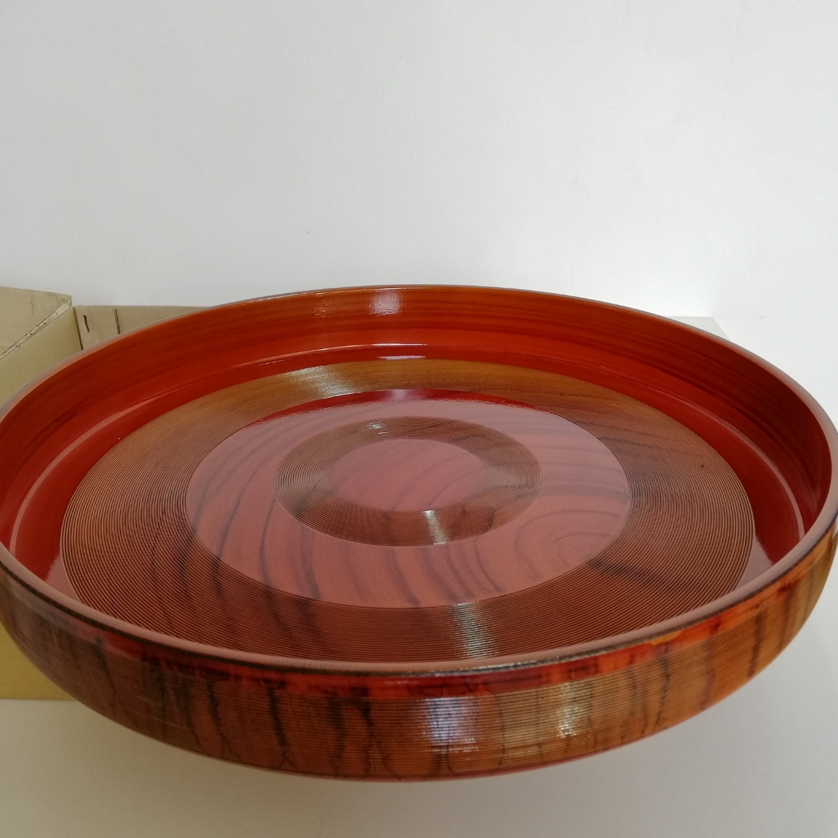 漆器朱色のお盆丸盆千筋杢目32.6cm 未使用[昭和レトロ和食器お盆煎茶