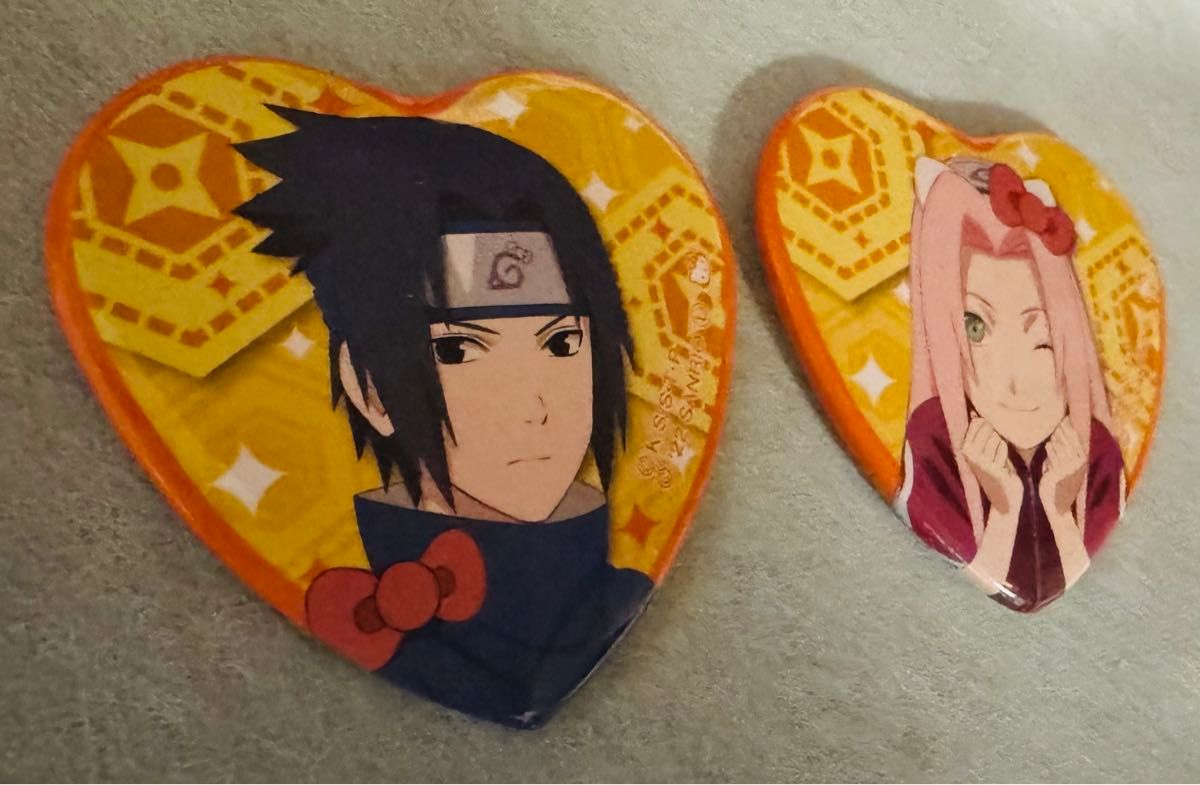 NARUTO サンリオ ハート型 缶バッジ 少年篇 サスケ サクラ2点 NARUTO サンリオ ハート型 缶バッジ 少年篇 サスケ サクラ2点