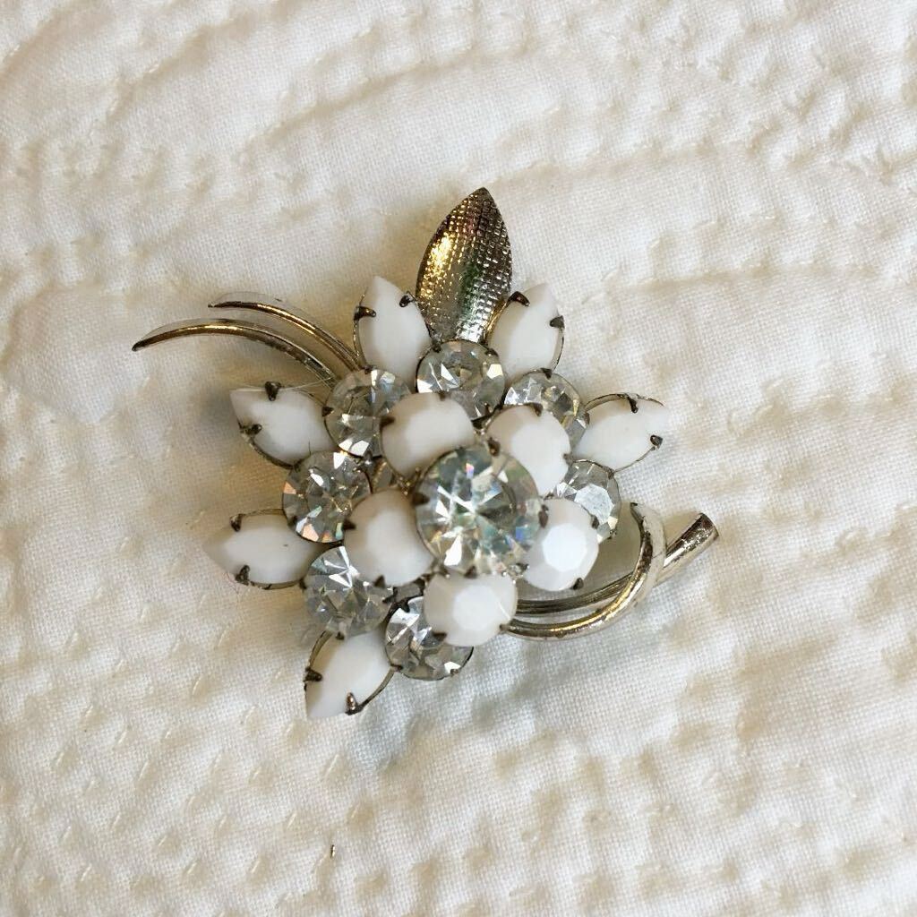 水牛 ブローチ ヴィンテージ アクセサリー 昭和レトロ 箱付き 花 水牛 ブローチ ヴィンテージ アクセサリー 昭和レトロ 箱付き 花