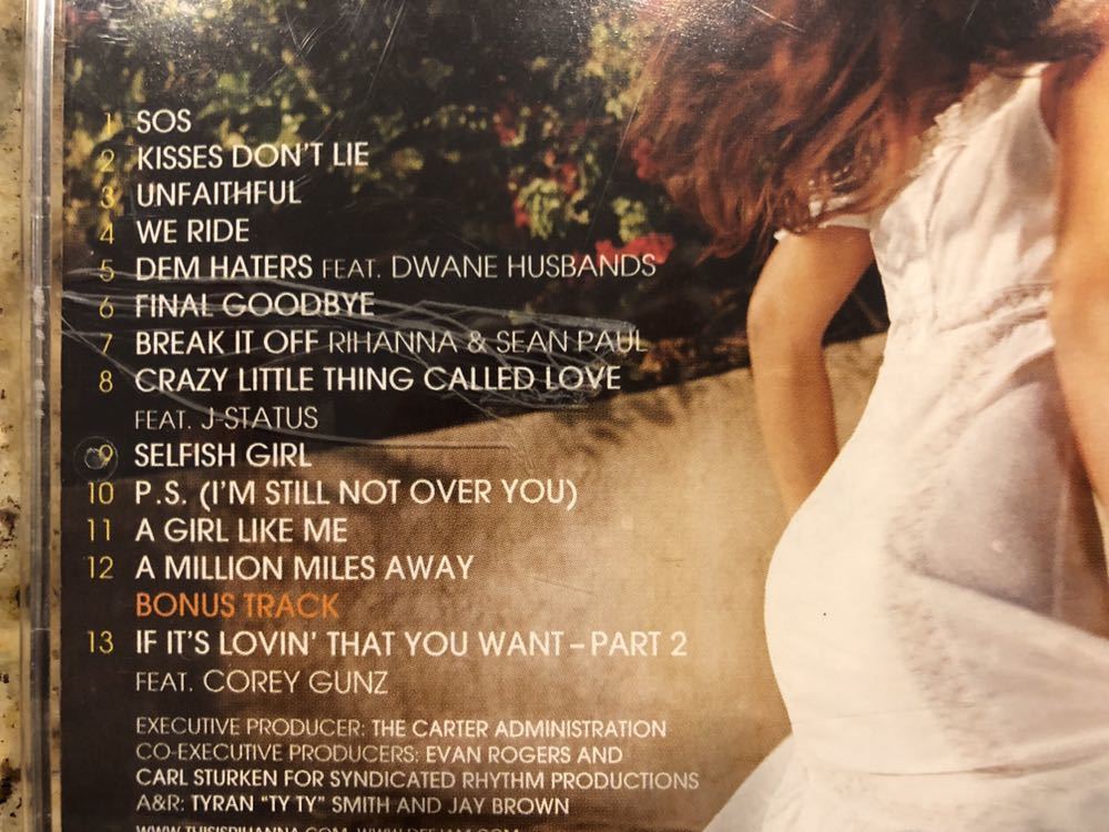 リアーナ　RIHANNA 『A　GIRL　LIKE　ME』日本版＆『MUSIC　OF　THE　SUN』輸入盤　2枚セット