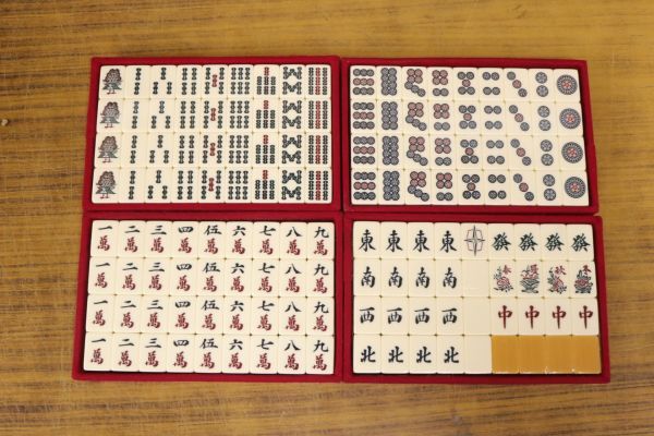 ② 任天堂 麻雀 セット 麻雀牌 点棒 賽子 和程 上り役 図解明表 ② 任天堂 麻雀 セット 麻雀牌 点棒 賽子 和程 上り役 図解明表