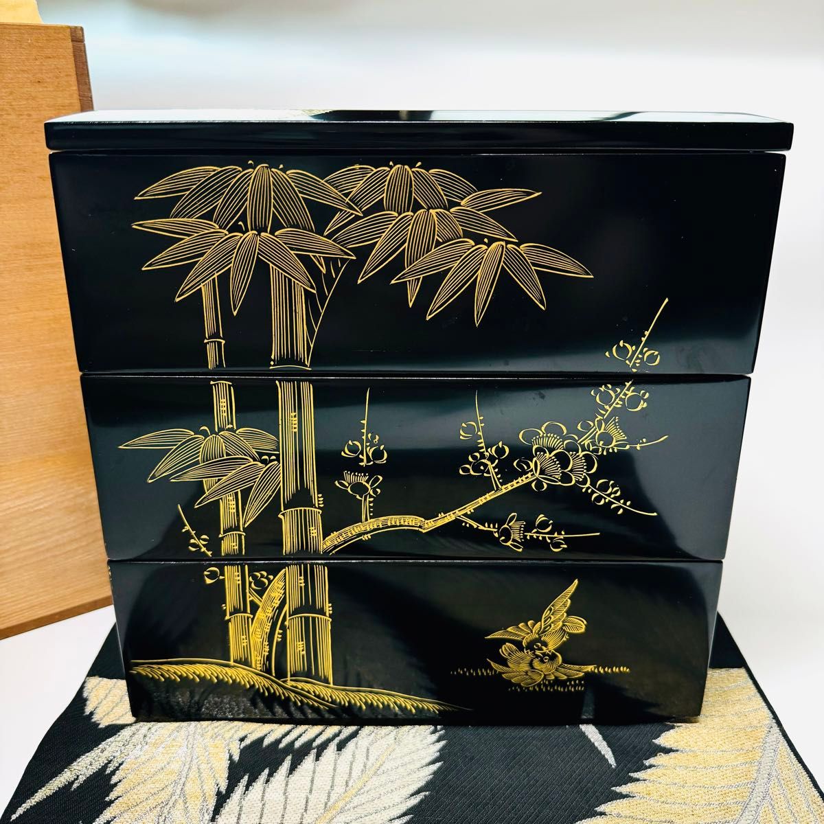 漆器輪島塗 蒔絵金彩細工 竹梅鴛鴦絵 沈金木製 重箱 共箱 共布 漆器輪島塗 蒔絵金彩細工 竹梅鴛鴦絵 沈金木製 重箱 共箱 共布