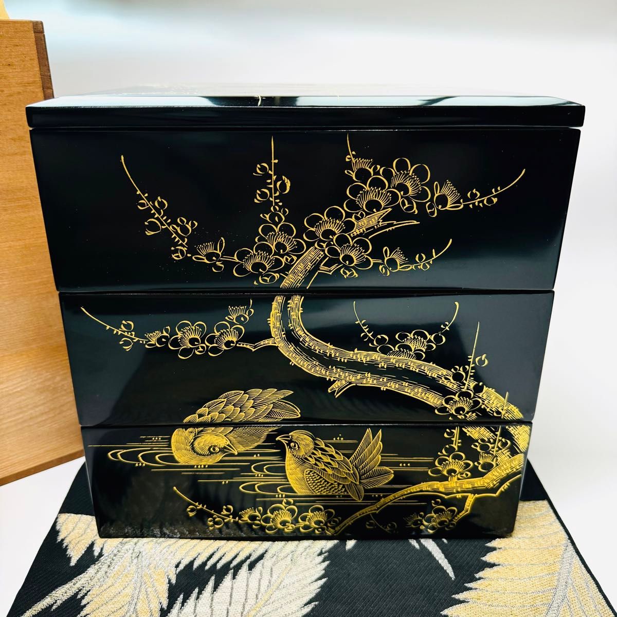 漆器輪島塗 蒔絵金彩細工 竹梅鴛鴦絵 沈金木製 重箱 共箱 共布 漆器輪島塗 蒔絵金彩細工 竹梅鴛鴦絵 沈金木製 重箱 共箱 共布