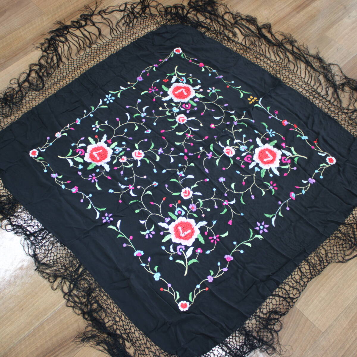 フラメンコ用衣装 大判】ブラック 多色刺繍 花柄 マントン フラメンコ用衣装 大判】ブラック 多色刺繍 花柄 マントン