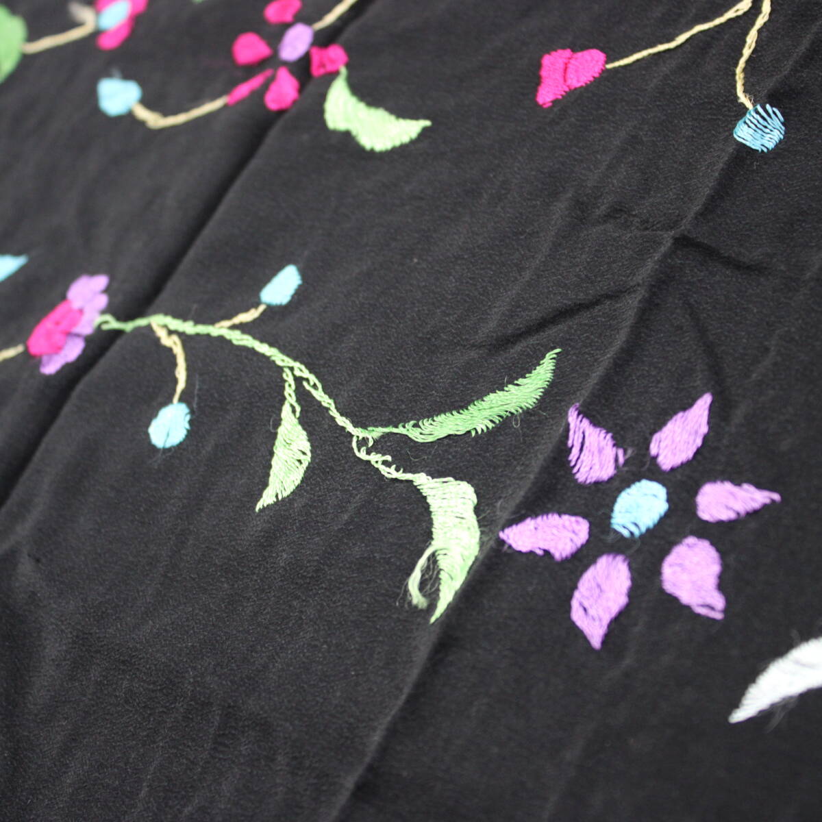 フラメンコ用衣装 大判】ブラック 多色刺繍 花柄 マントン フラメンコ用衣装 大判】ブラック 多色刺繍 花柄 マントン