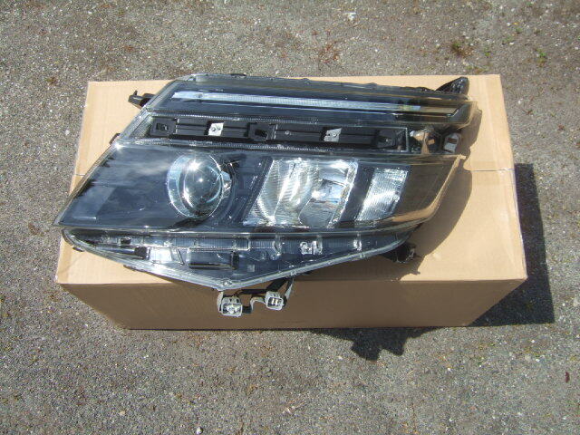80ヴォクシー前期 左ヘッドライト 中古 ヴォクシー 前期 ヘッドランプ 左 ヘッドライト ZRR80W ZRR85W