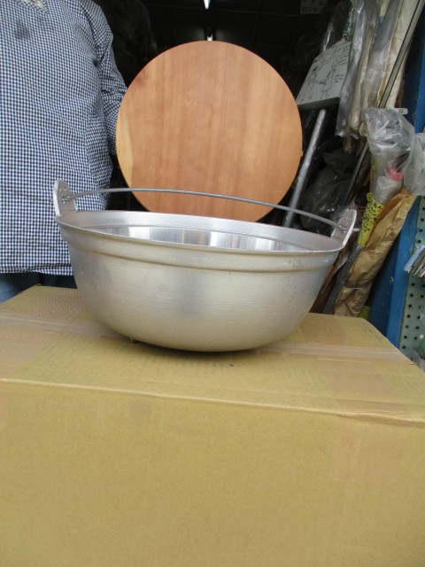 昔懐かしい、ニュウム鋳物の段付き鍋３９ｃｍ 木の蓋つき(鍋)｜売買
