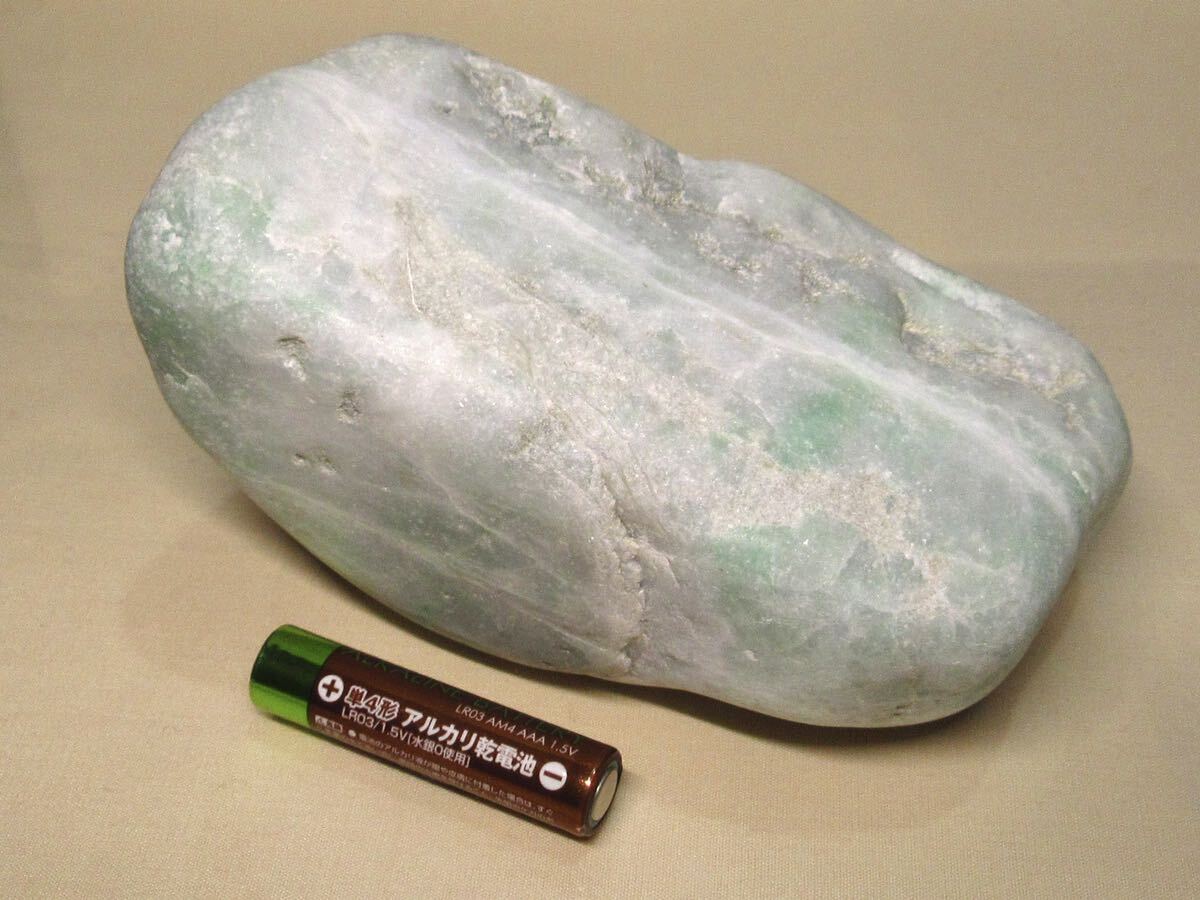  green jade thread fish river production ..698g raw ore mineral 