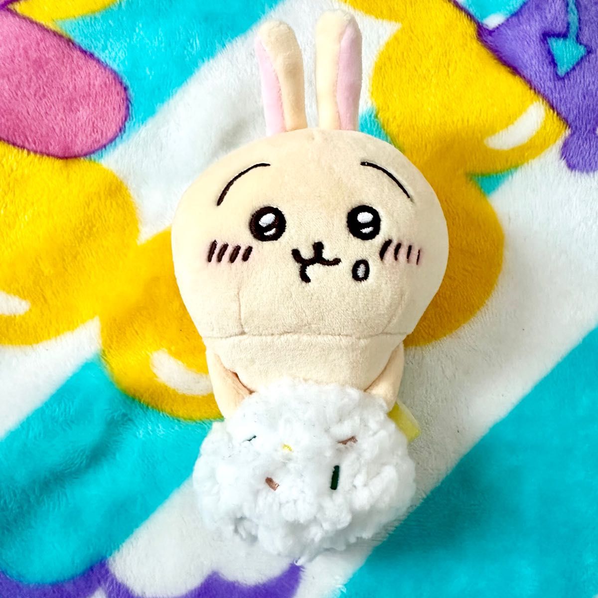 ちいかわ デスクトップから見守るひっかけぬいぐるみ おにぎり ちいかわ デスクトップから見守るひっかけぬいぐるみ おにぎり