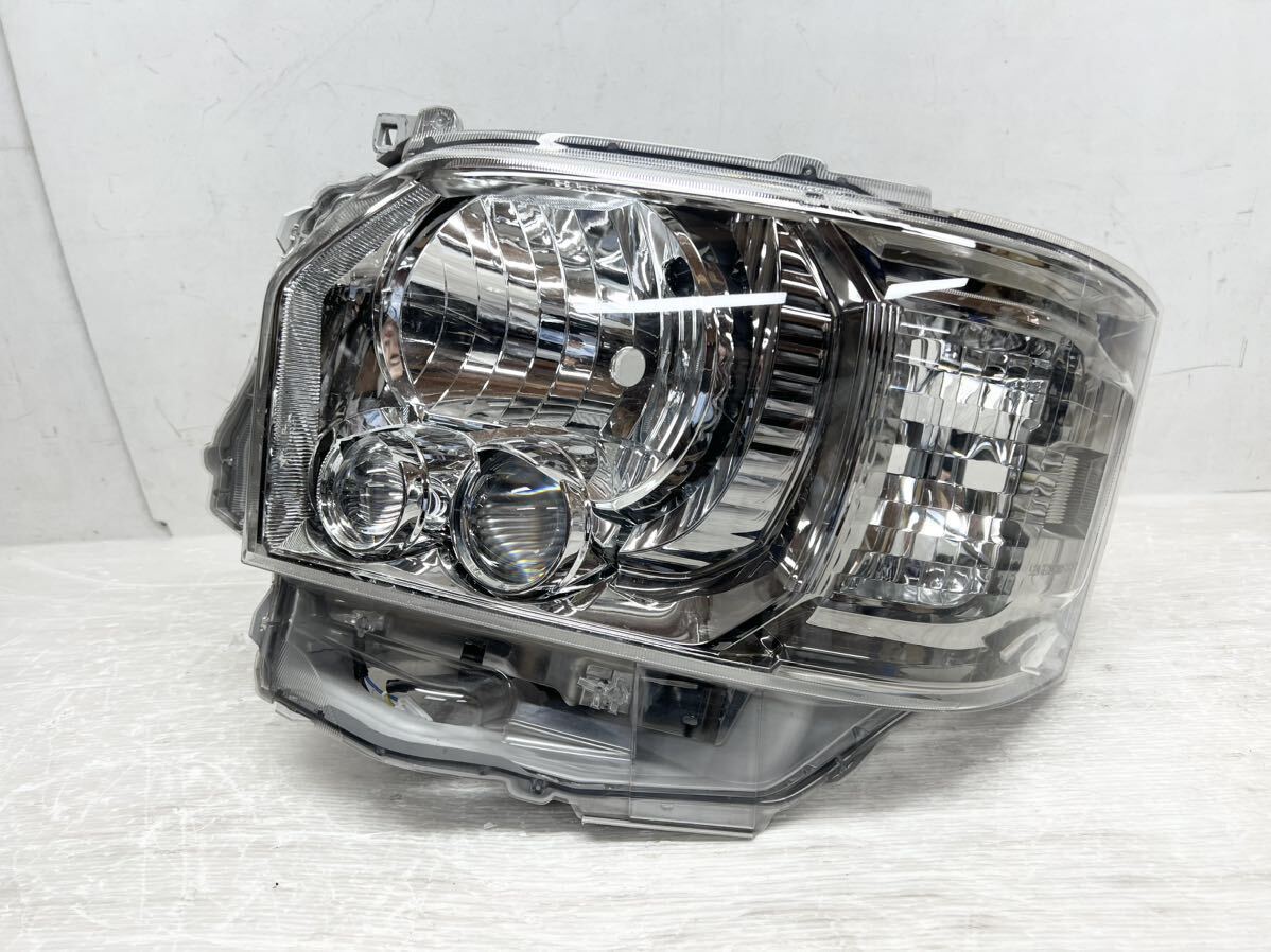 ジャンク 送料込 即決 ハイエース 200系 4型 5型6型 7型純正 LED ジャンク 送料込 即決 ハイエース 200系 4型 5型6型 7型純正 LED