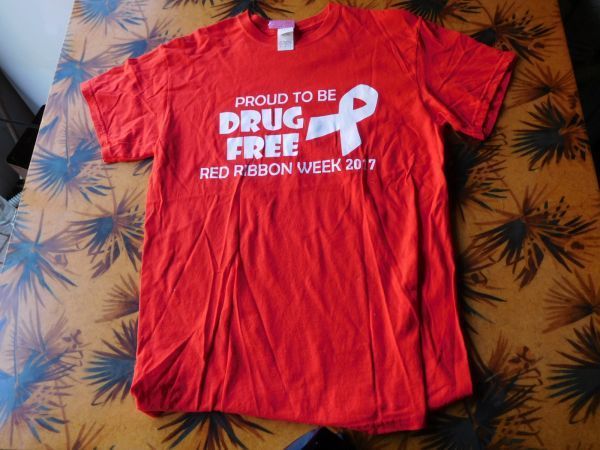 T-shits Tシャツ Rno111 GILDANM/M/M 赤PROUD TO BE DRUG FREE RED RIBBON WEEK2017　 米軍基地上着 古着　used AIRFORCE_画像1