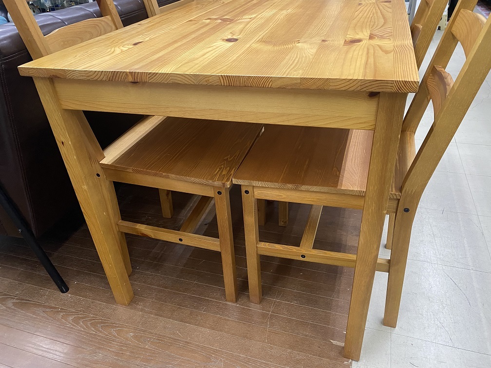 6363円 【中古現状品】パイン材 4人掛けテーブル イス 4脚セット 6363円 【中古現状品】パイン材 4人掛けテーブル イス 4脚セット