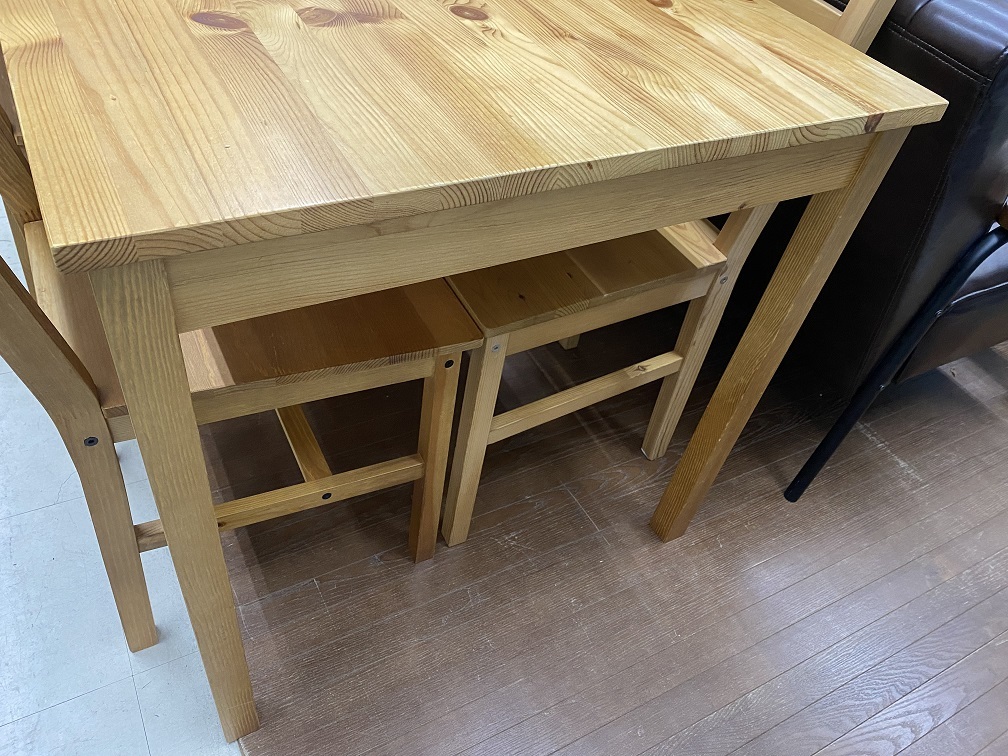 6363円 【中古現状品】パイン材 4人掛けテーブル イス 4脚セット 6363円 【中古現状品】パイン材 4人掛けテーブル イス 4脚セット