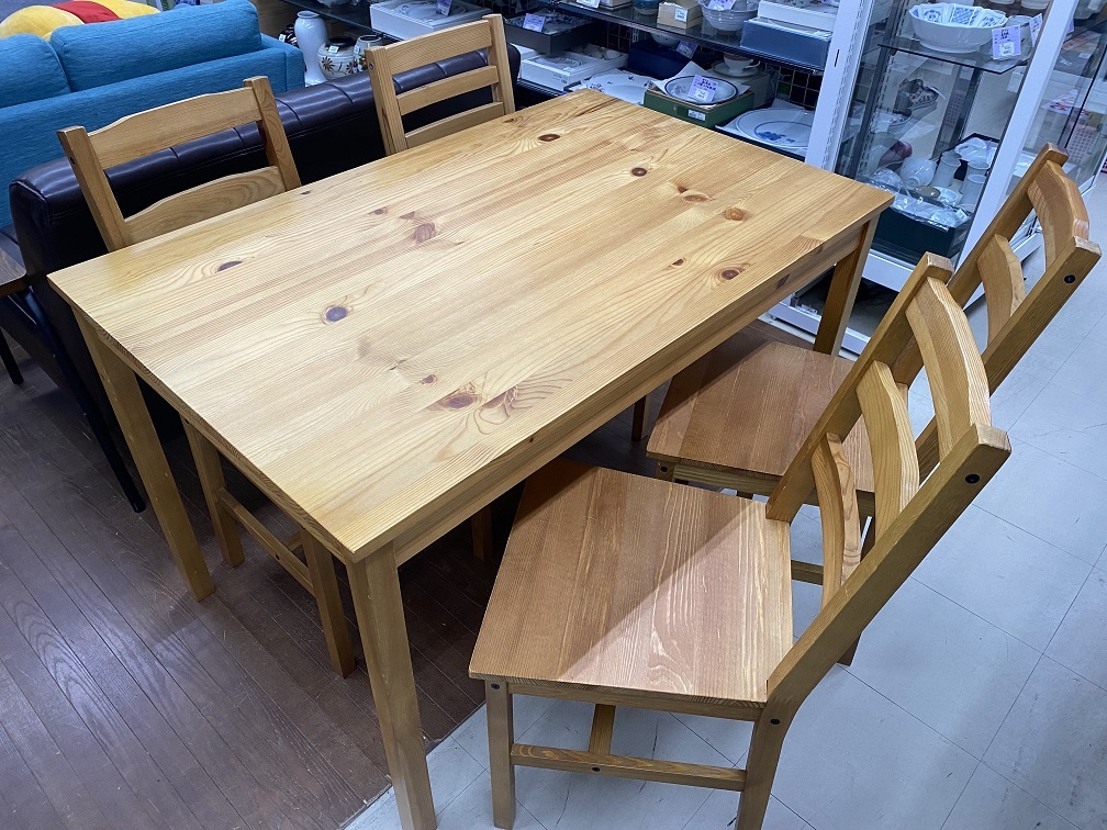 6363円 【中古現状品】パイン材 4人掛けテーブル イス 4脚セット 6363円 【中古現状品】パイン材 4人掛けテーブル イス 4脚セット