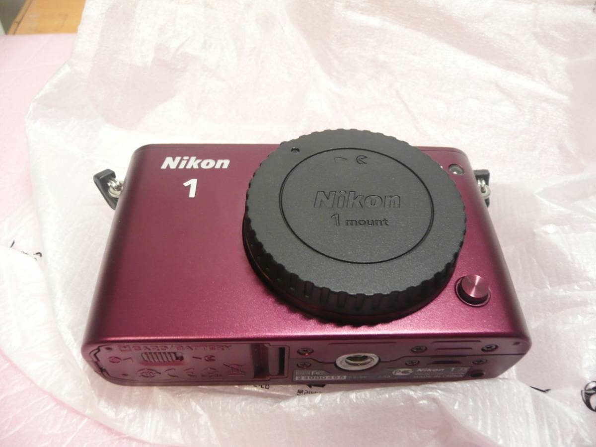 ★展示品 ニコン NIKON 小型10倍ズームレンズキット Nikon 1 J3 レッド [ボディ＋「1 NIKKOR VR 10-100mm f/4-5.6」]_画像1