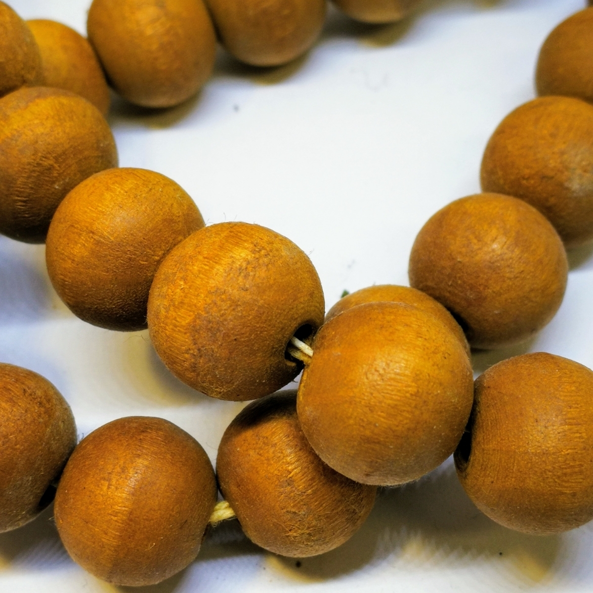  sandal wood .100cm a little over beads 10-11mm. become white . large grain necklace 108 sphere necklace neck decoration beads India made high class sandalwood heaven on. .bdagaya.. Buddhism 