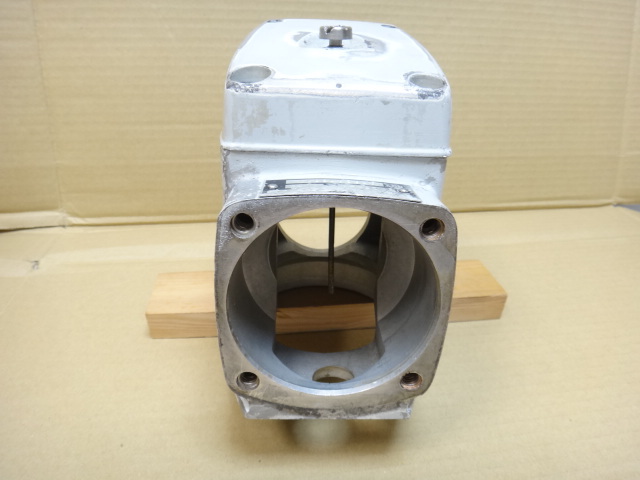 VOLVO PENTA 290 DP A-1ドライブ アッパーケース エンジン VOLVO PENTA 290 DP A-1ドライブ アッパーケース エンジン