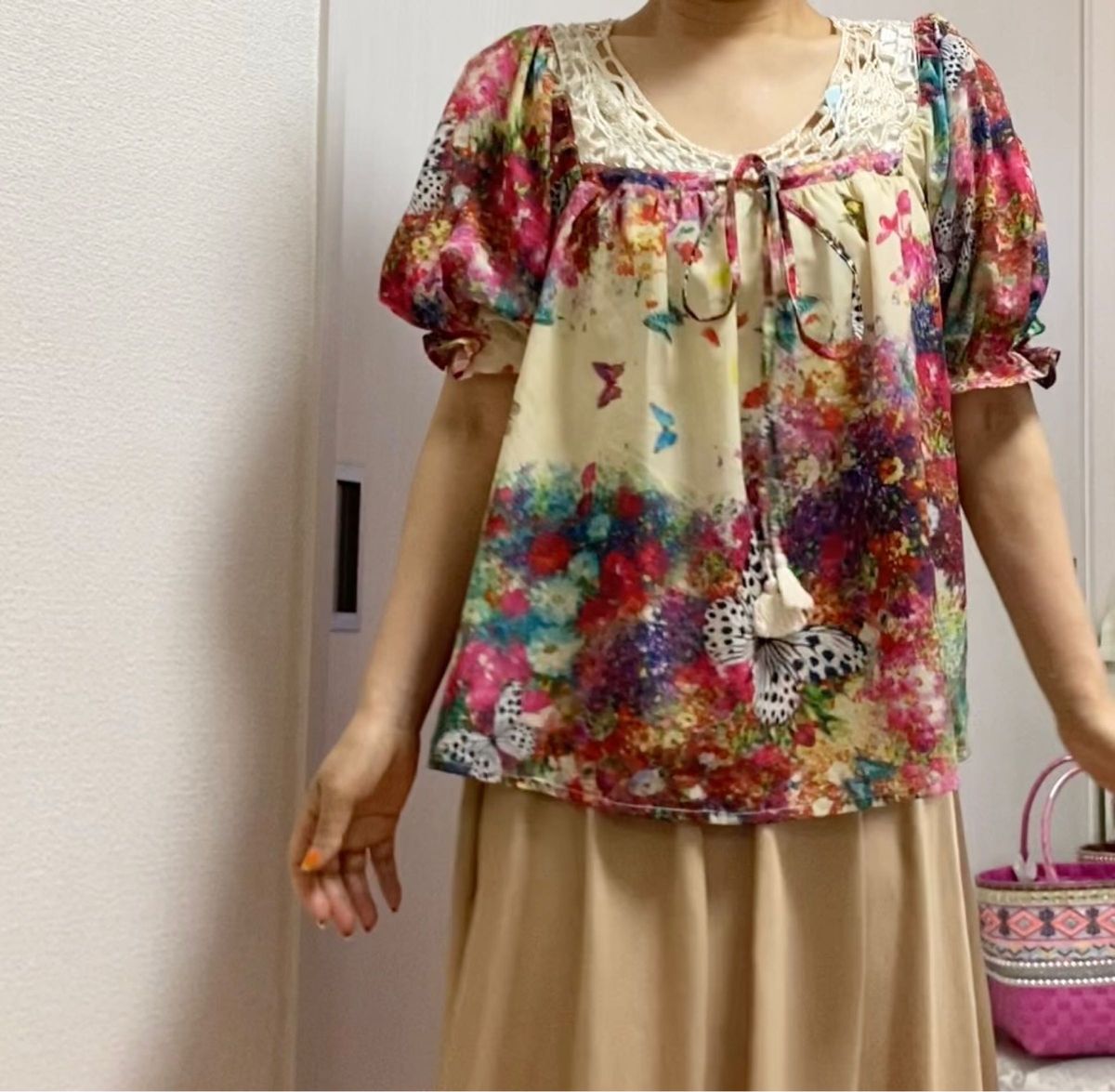 スカラー 半袖 ブラウス 花柄 チュニック ボタニカル 蝶 ふんわり袖 ベージュ 蝶 フェミニン ピンク Sくらい