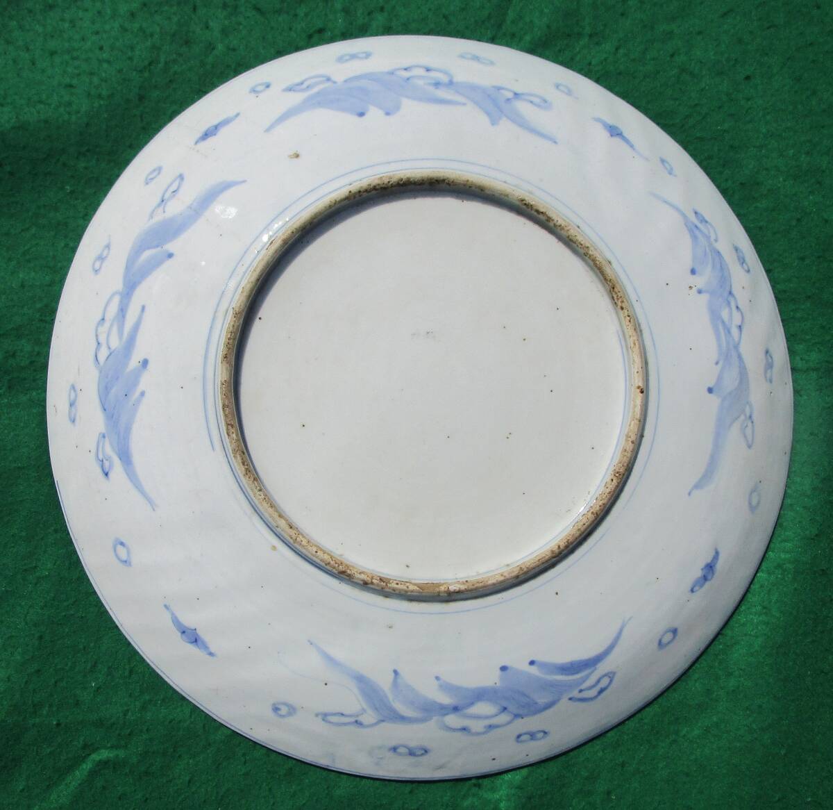 古伊万里 鯉の滝登り 陽刻模様 大皿 飾り皿 程度良し 江戸期から 古伊万里 鯉の滝登り 陽刻模様 大皿 飾り皿 程度良し 江戸期から