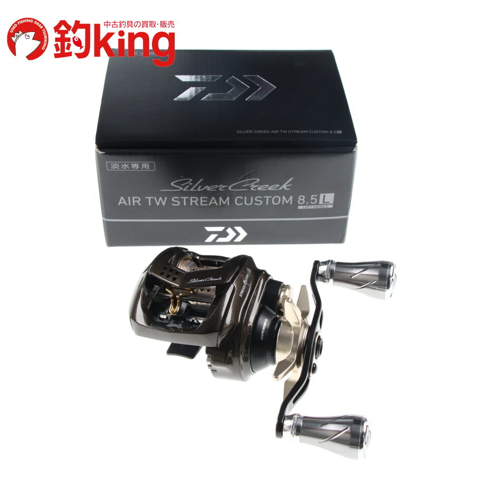 注目の福袋! ダイワ 22 シルバークリーク ストリームカスタム 8.5L ゴメクサスノブ付き /H037M 極上品 ブラックバス バス バス釣り ダイワ