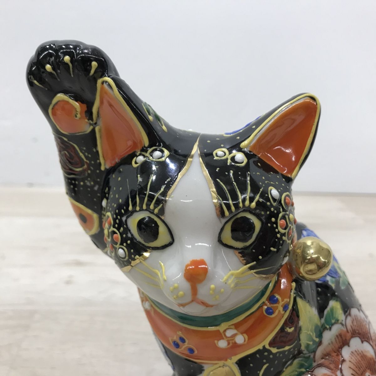 Yahoo!オークション - 九谷焼 5.5号 横座り招き猫 黒盛花と蝶 Yahoo!オークション - 九谷焼 5.5号 横座り招き猫 黒盛花と蝶