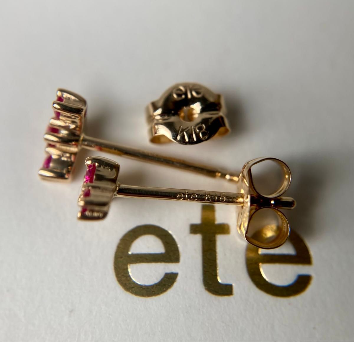 ete エテ 6P ピンクルビー V字ライン モチーフ 両耳 イエロー ete エテ 6P ピンクルビー V字ライン モチーフ 両耳 イエロー