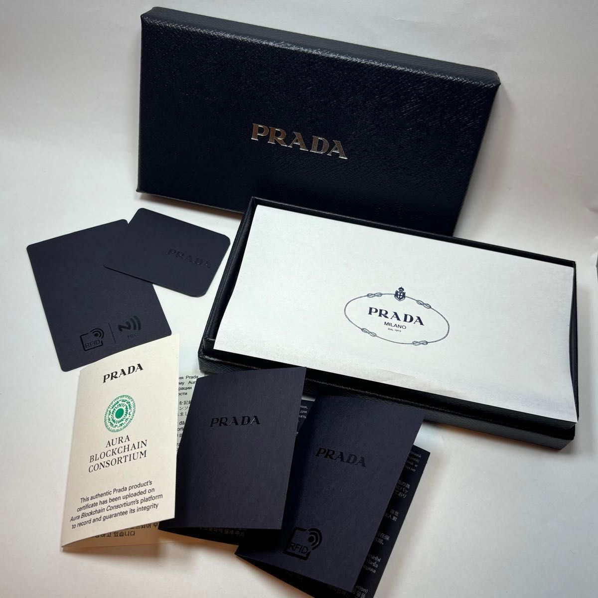 PRADA サフィアーノレザー ライトブルー iPhone15 ケース｜Yahoo