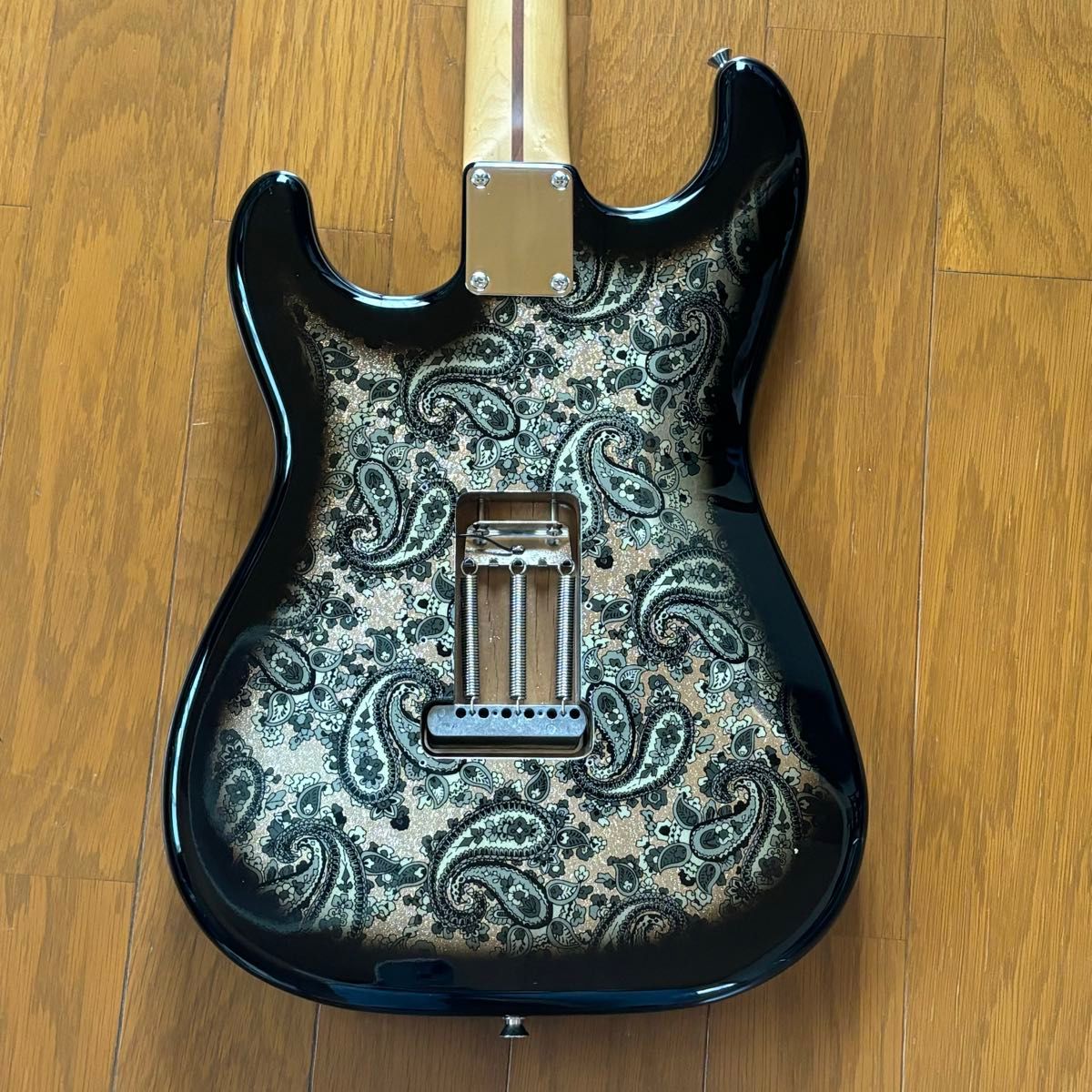 Fender Limited Stratocaster (Black Paisley) Made in Japan 30 Fender Limited Stratocaster (Black Paisley) Made in Japan 30