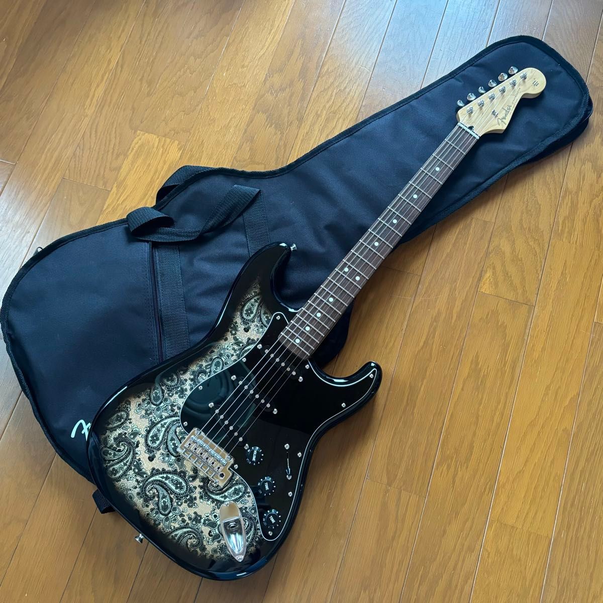 Fender Limited Stratocaster (Black Paisley) Made in Japan 30 Fender Limited Stratocaster (Black Paisley) Made in Japan 30
