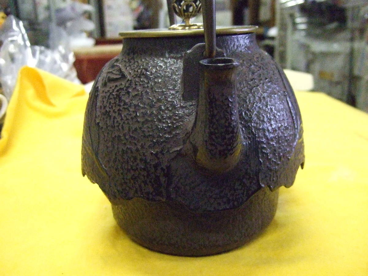 木の葉文高彫り釜形鉄瓶　真鍮蓋　取っ手銅製　高さ25ｃｍ口径8.5ｃｍ直径15ｃｍ横17.5ｃｍぐらい_画像3