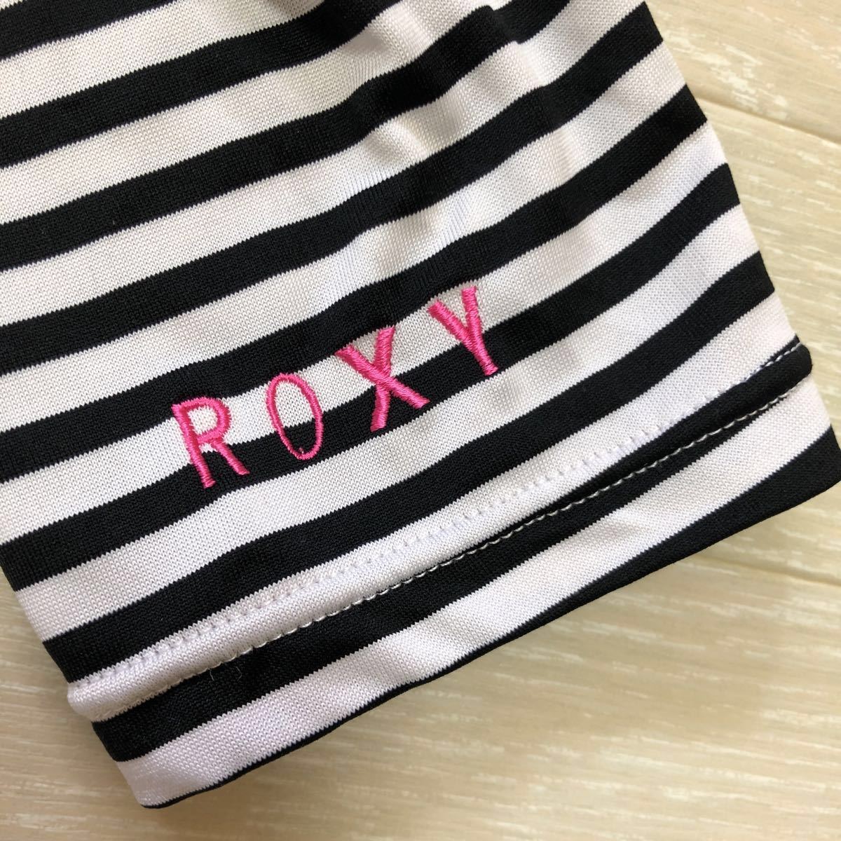 ROXY Roxy lady's Rush Guard water land both for swimsuit long sleeve with a hood . black / white border pattern size S