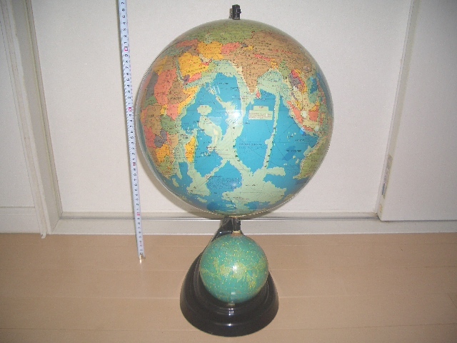 * globe & heaven lamp .* large size ~ education for (. shaku 1:42,470,000)1cm 424.7km *1986 year . writing company ( construction, work )*Premium( premium goods )