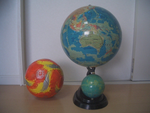 * globe & heaven lamp .* large size ~ education for (. shaku 1:42,470,000)1cm 424.7km *1986 year . writing company ( construction, work )*Premium( premium goods )