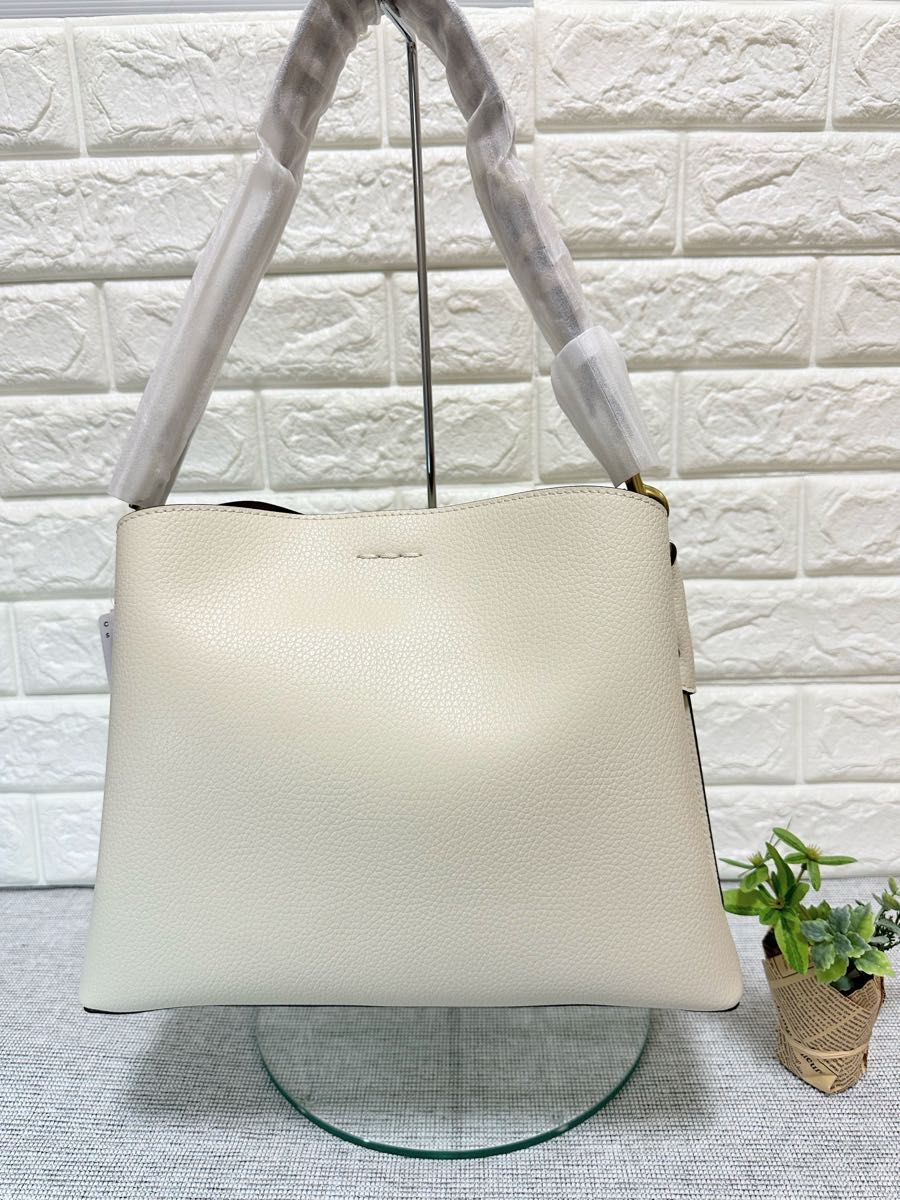 新品コーチウィロウ ショルダー バッグ ホワイトカラーC2590 新品コーチウィロウ ショルダー バッグ ホワイトカラーC2590